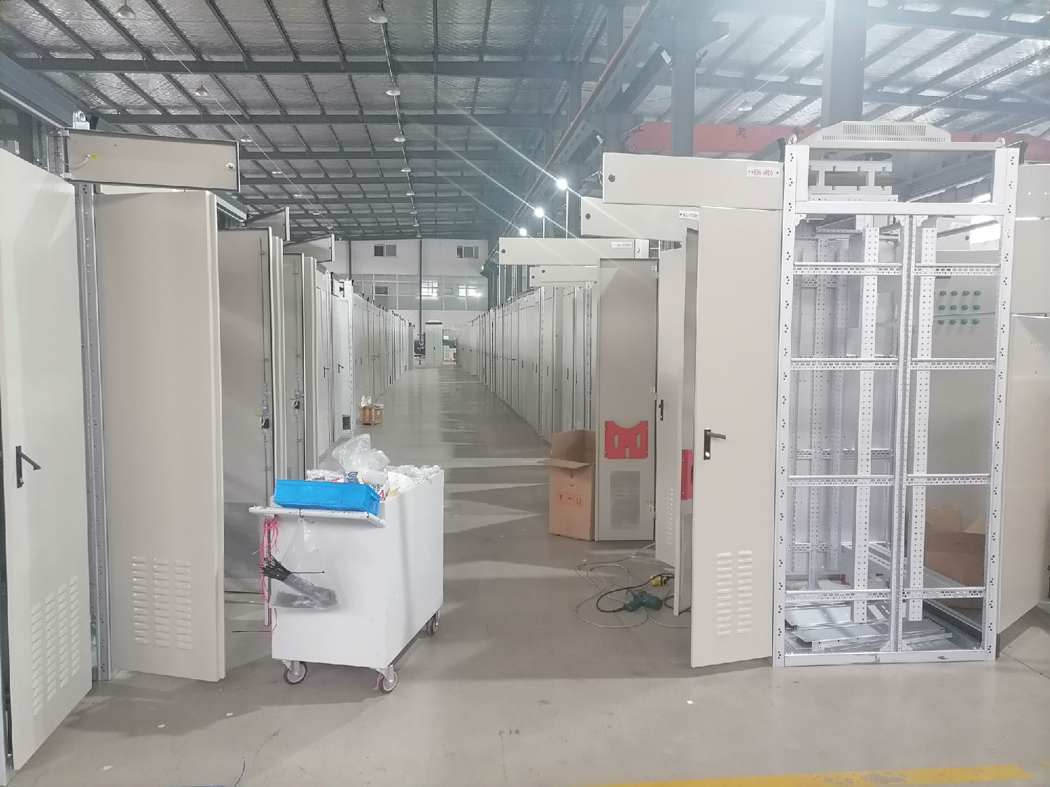 出口印尼低壓開關(guān)柜得潤(rùn)電氣在生產(chǎn) 出口印尼低壓開關(guān)柜得潤(rùn)電氣在生產(chǎn)