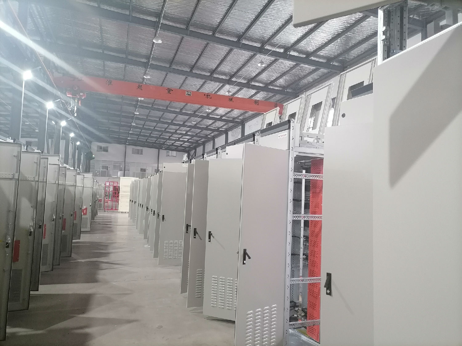 出口印尼低壓開關(guān)柜得潤(rùn)電氣在生產(chǎn) 出口印尼低壓開關(guān)柜得潤(rùn)電氣在生產(chǎn)