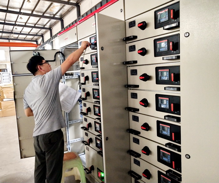 潘浩同志在進(jìn)行低壓開關(guān)柜調(diào)試工作 潘浩同志在進(jìn)行低壓開關(guān)柜調(diào)試工作