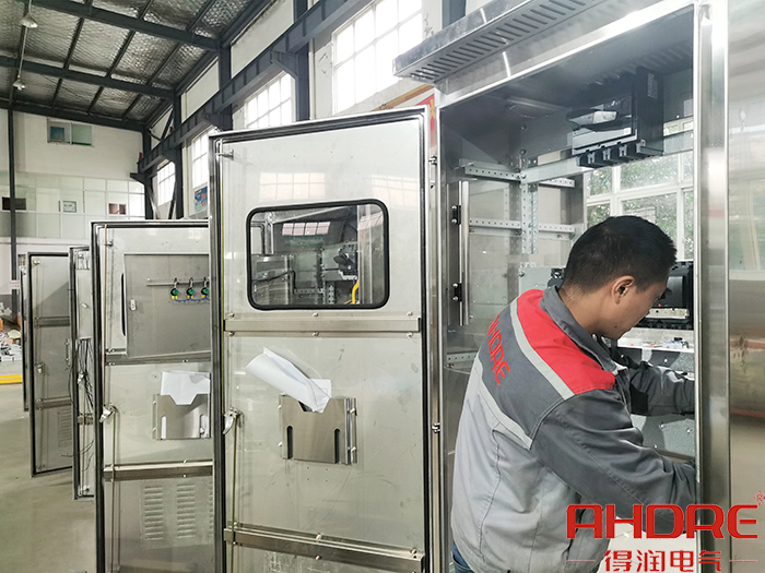 動(dòng)力柜的一次裝配.jpg 動(dòng)力柜的一次裝配.jpg