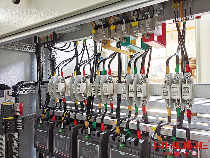 電容柜的接線圖.jpg 電容柜的接線圖.jpg