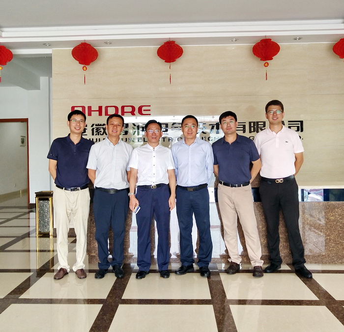 王總與ABB領(lǐng)導(dǎo)進行合影 王總與ABB領(lǐng)導(dǎo)進行合影