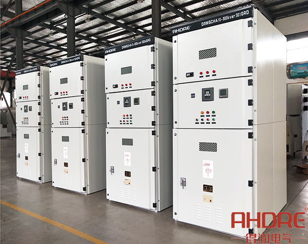 應(yīng)用撫州南方項(xiàng)目的無功補(bǔ)償柜實(shí)物圖.jpg 應(yīng)用撫州南方項(xiàng)目的無功補(bǔ)償柜實(shí)物圖.jpg